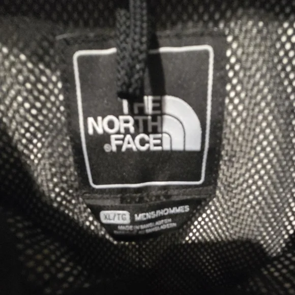 Like New North Face Mens Rain Coat Size XL. Zippered Pocket And Hood.